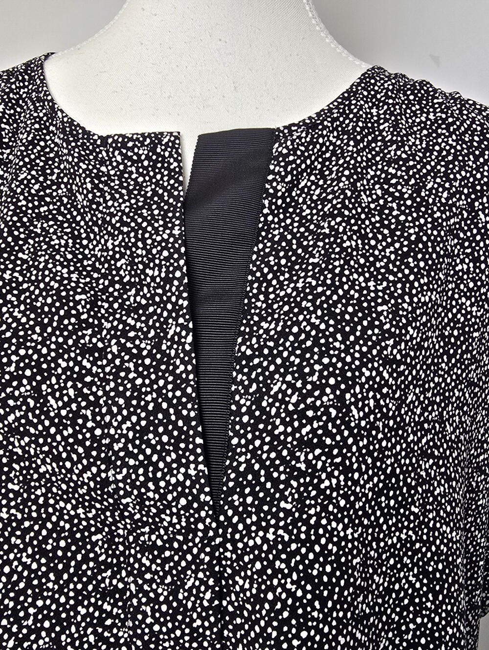 Lord & Taylor Women's Black White V-Neck Lightweight Short Sleeve Top Blouse XL - Picture 4 of 5